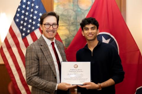 James Amundsen presents award to Rohan